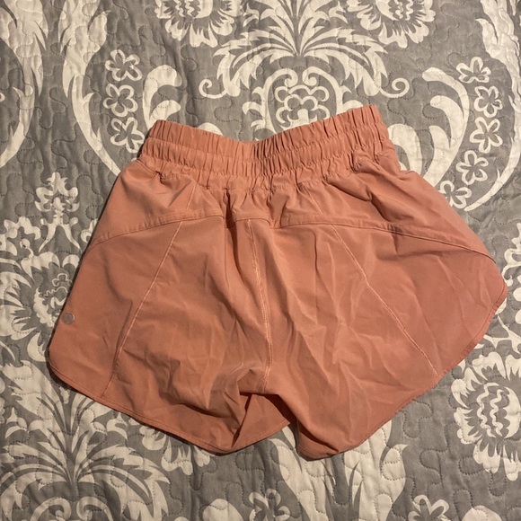 Lulu lemon Track that mid rise lined short 5” - Picture 3 of 4